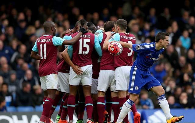 亚泰为客场全勤球迷颁发纪念证书，谭龙、徐浩峰等人参与颁奖